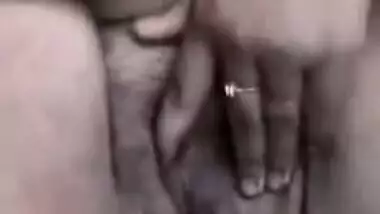 Desi woman with no panties shows off hairy pussy in XXX video going MMS