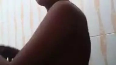 Indian finds a era in the bathroom set to film her for XVideos