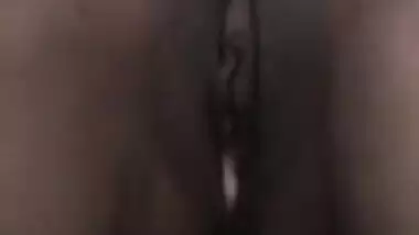 Solo sex show of amazing Desi mom who exposes pussy and touches it