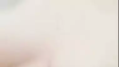 Nude desi lady records her bathroom MMS for her lover